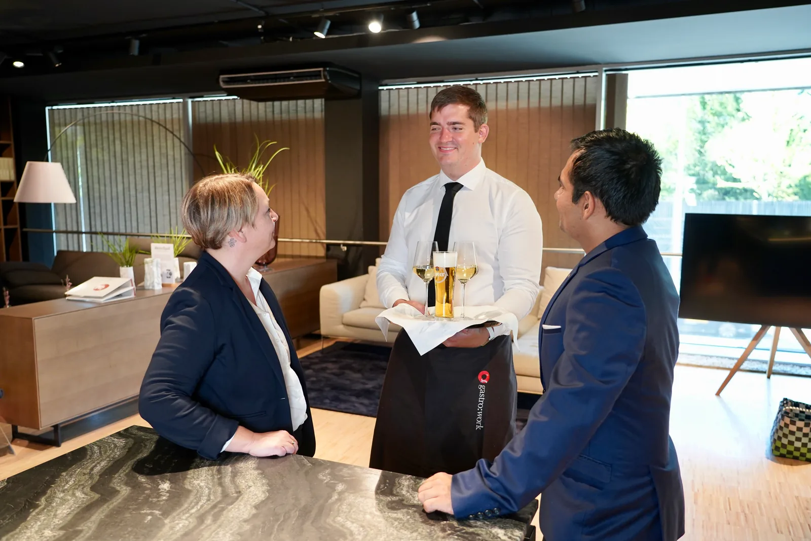 gastro:work Servicemitarbeiter im Gespräch mit Gästen